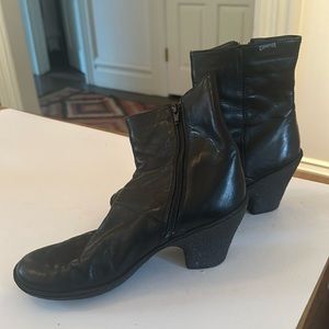 Camper heel boots